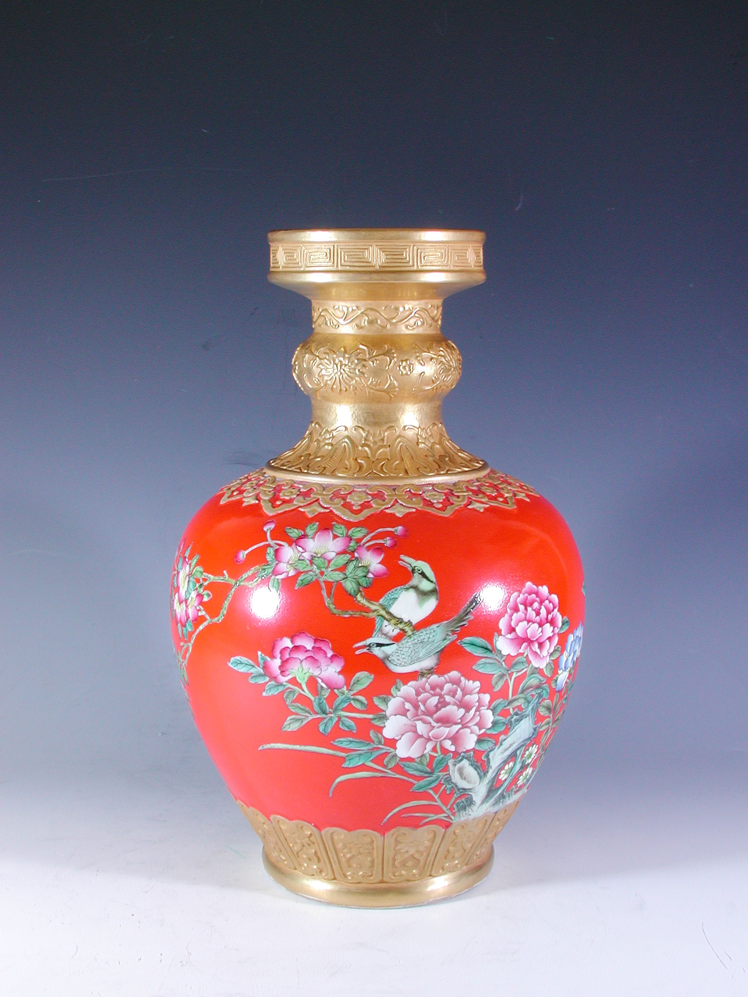 清乾隆 辣椒紅地琺瑯彩花鳥紋盤口瓶