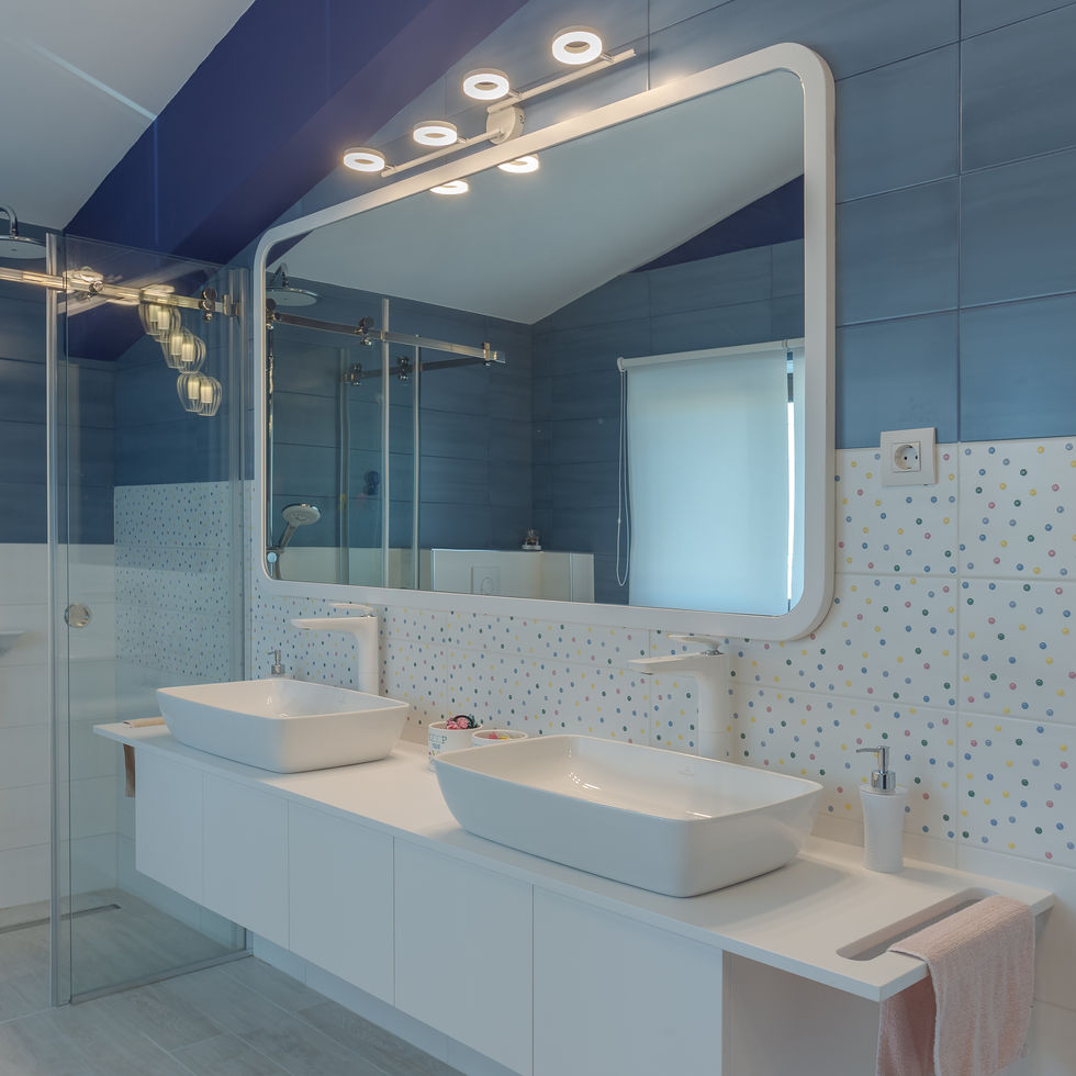 Mobilier de baie la comandă cu dulap suspendat și lavoare duble, realizat în București. Design interior modern, cu finisaje curate și funcționalitate ridicată.