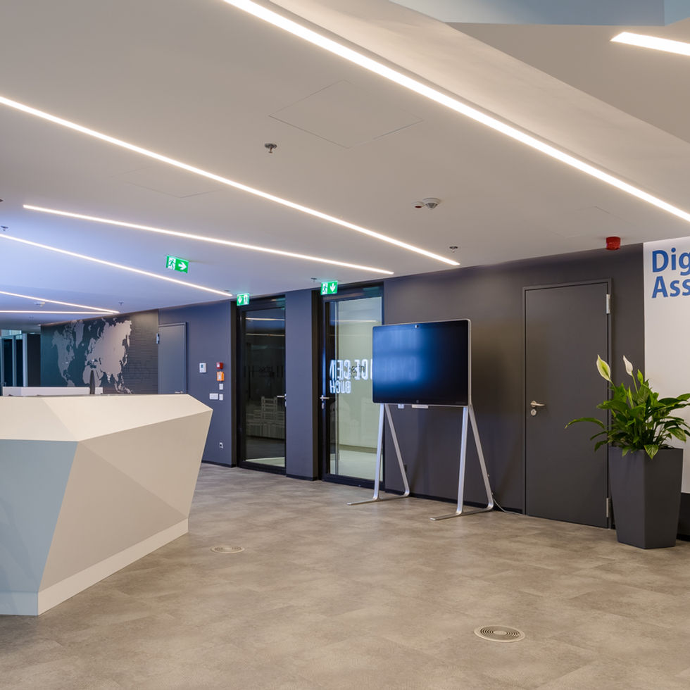 Recepție pentru spații comerciale, realizată la comandă din compozit și PAL melaminat, mobilier personalizat integrat într-un