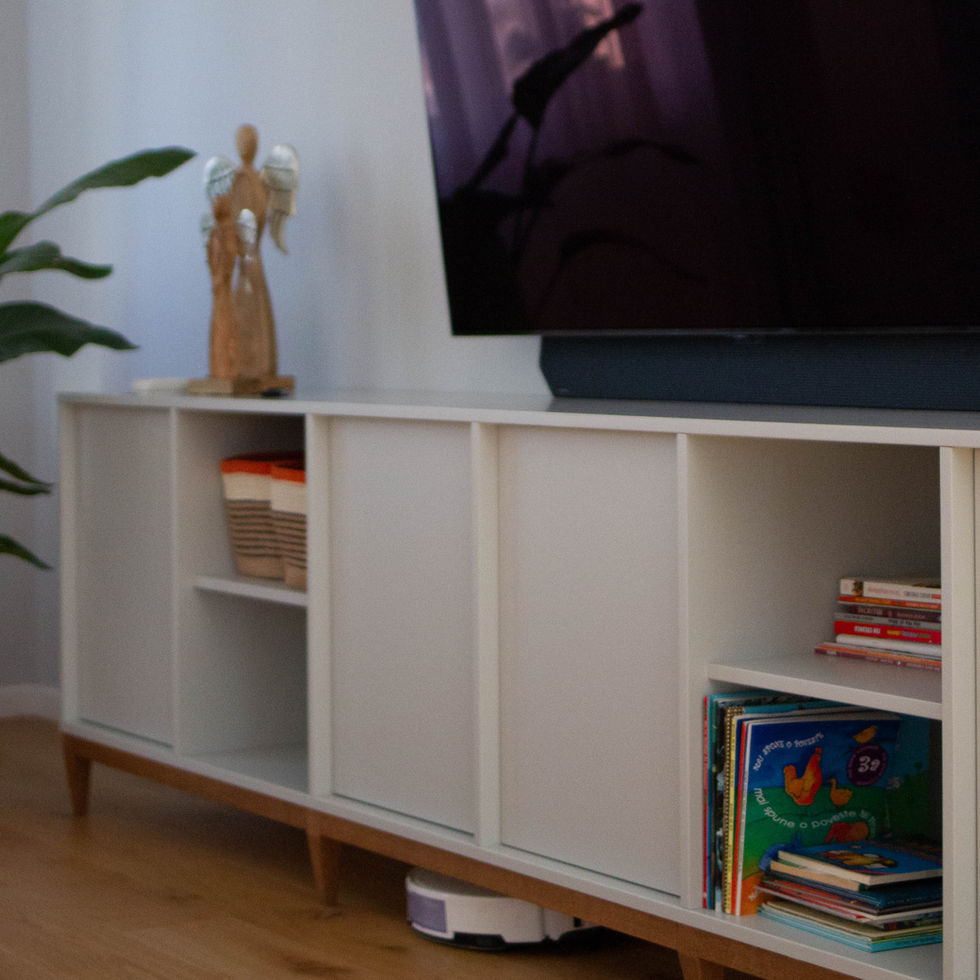 Mobilă la comandă cu design modern, realizată din MDF vopsit și PAL, compartimentare eficientă și finisaje precise.