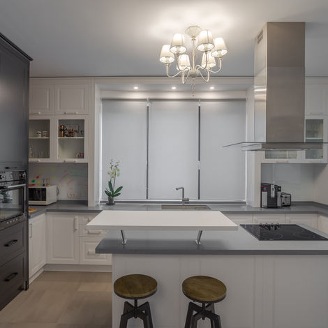 Bucătărie la comandă cu insulă centrală, realizată din MDF vopsit, cu electrocasnice integrate. Proiect de design interior personalizat în București, optimizat pentru funcționalitate și utilizare zilnică.