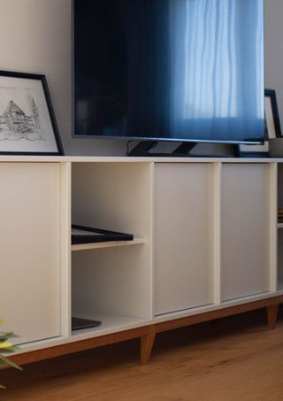 Mobilier la comandă realizat din MDF vopsit și PAL melaminat, design modern cu linii simple, soluții personalizate pentru spa