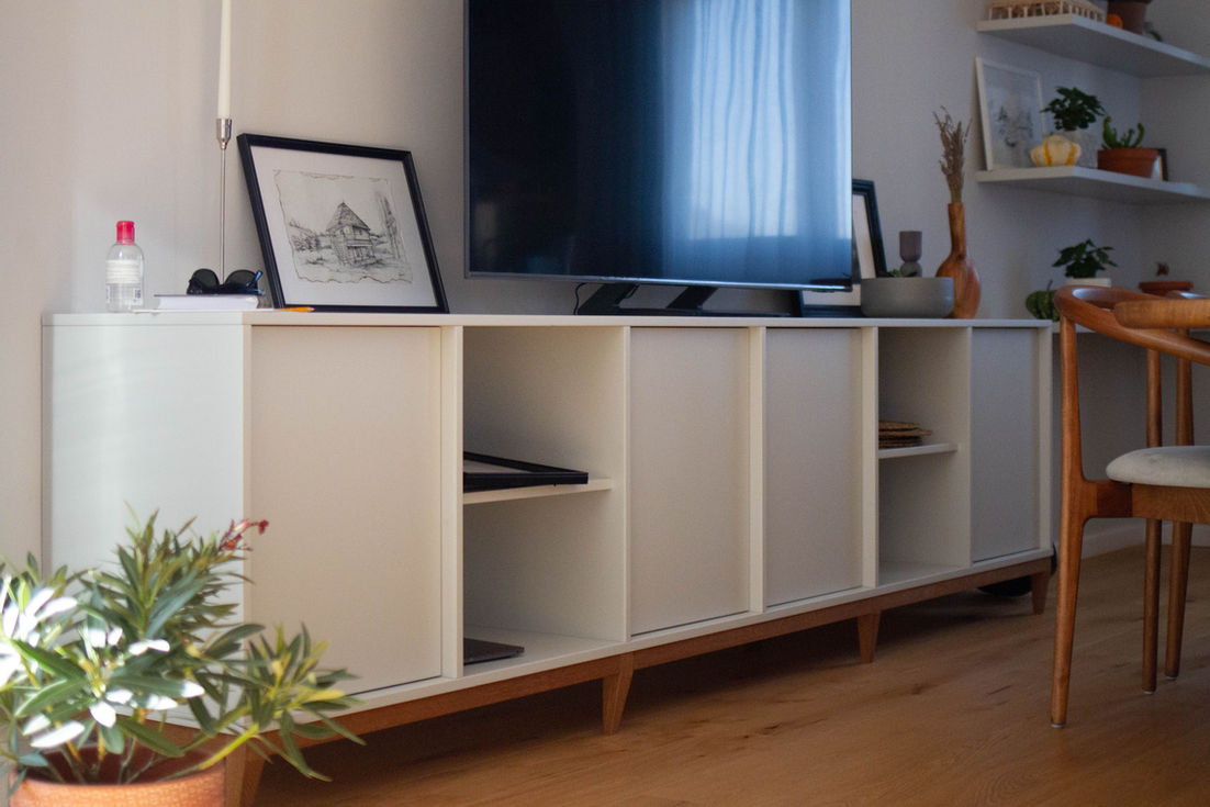 Mobilier la comandă realizat din MDF vopsit și PAL melaminat, design modern cu linii simple, soluții personalizate pentru spa