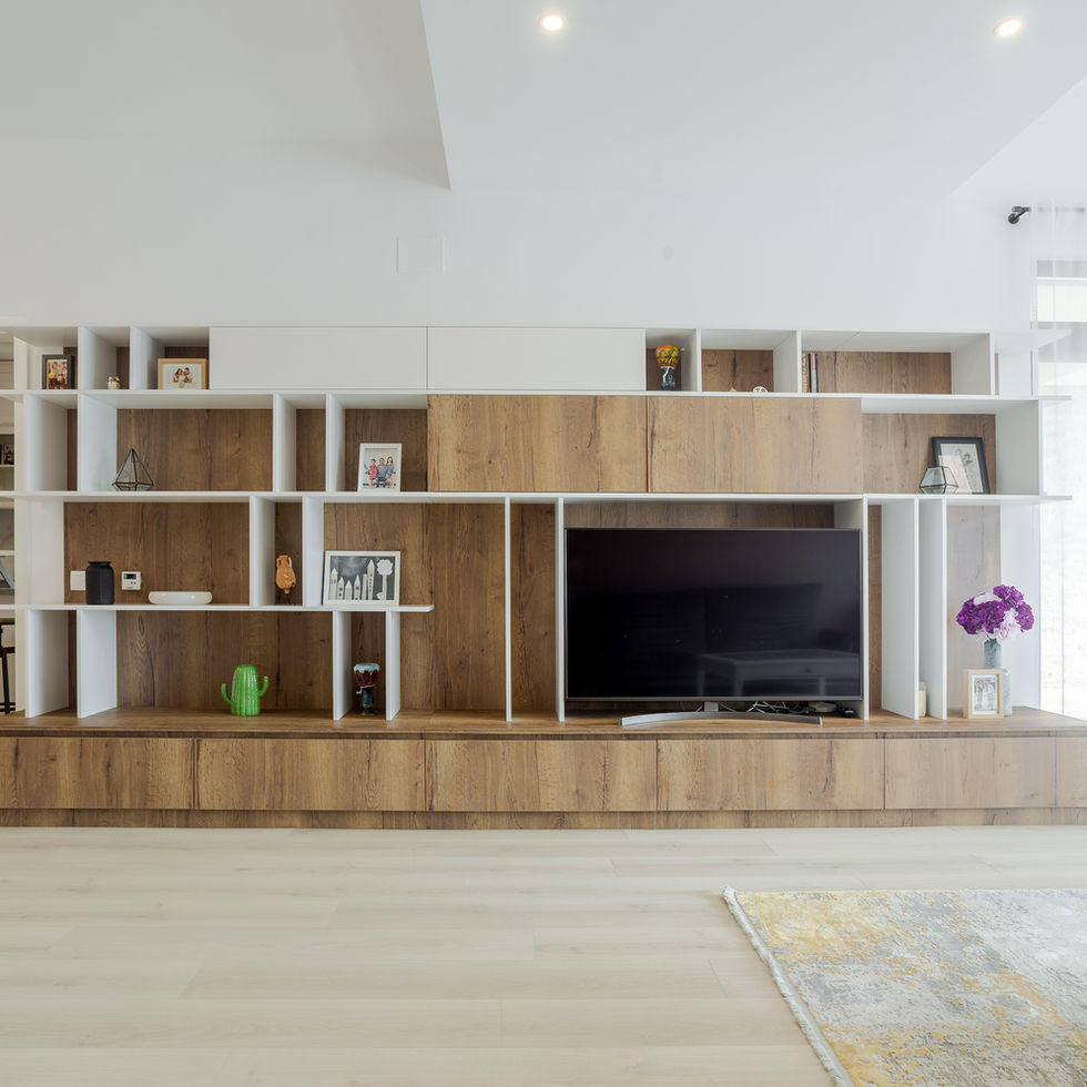 Mobilier TV la comandă pentru living, executat din MDF vopsit alb și elemente din lemn, cu spații de depozitare deschise și închise. Soluție de mobilier personalizat, realizată în București pentru un design interior echilibrat.