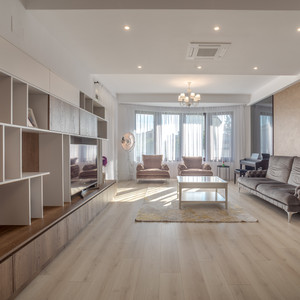 Living open space amenajat cu mobilier la comandă în București, realizat din MDF vopsit și PAL cu finisaj lemn. Bibliotecă și mobilier TV personalizat, integrate într-un proiect de design interior modern, adaptat perfect spațiului.