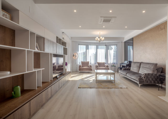 Living open space amenajat cu mobilier la comandă în București, realizat din MDF vopsit și PAL cu finisaj lemn. Bibliotecă și mobilier TV personalizat, integrate într-un proiect de design interior modern, adaptat perfect spațiului.