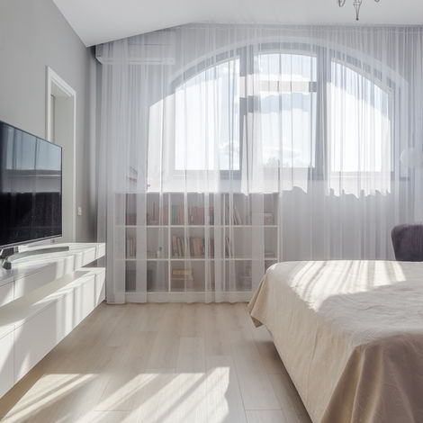 Dormitor cu mobilier la comandă și comodă TV personalizată, realizată în București. Design interior aerisit, cu soluții de depozitare adaptate spațiului și stilului locuinței.