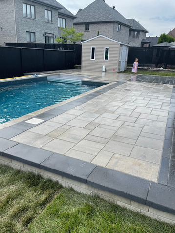 Bordure, Contour piscine, Cour arrière, Pavé uni, Pose de tourbe, Travaux de pavage, Trottoirs 