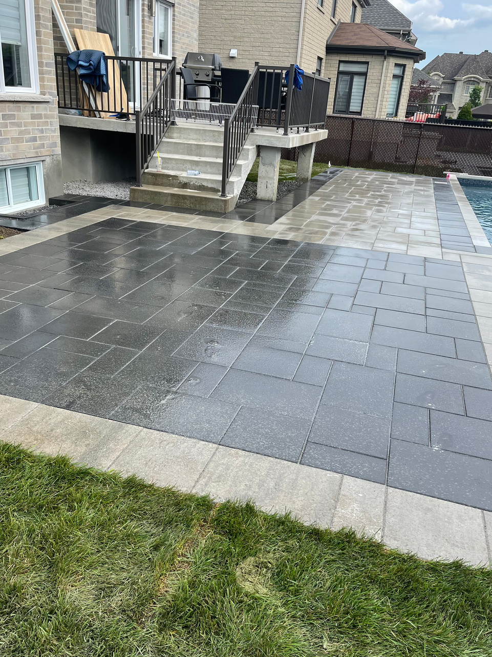 Contour piscine, Cour arrière, Entrée de garage, Marches, Muret, Pavé uni, Pose de tourbe, Travaux de pavage, Trottoirs 