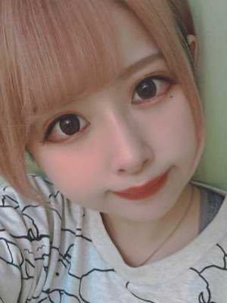 HONEYLIFE Girl’s Collectionに在籍する、明るい髪色の女性のクローズアップ。