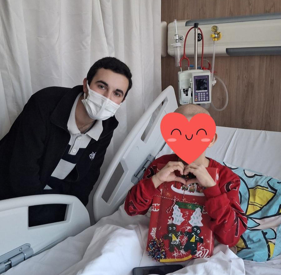 Komite Başkanımız, Hediyelerimizi Teslim Etmek İçin Hastanede