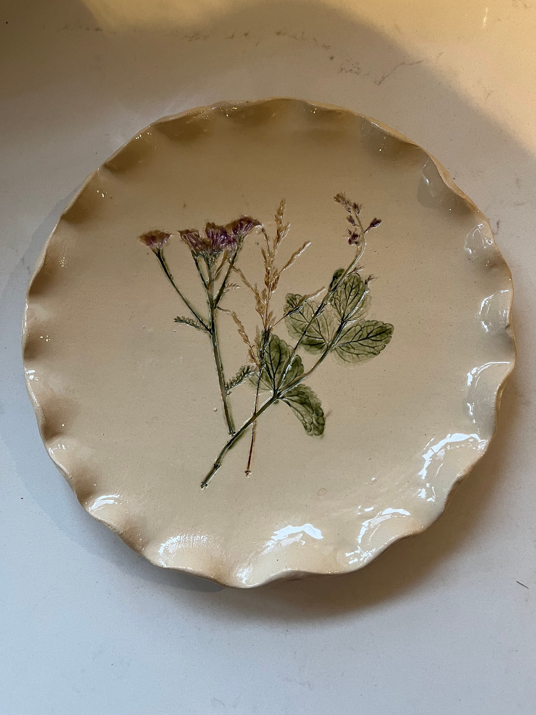 Botanisch geschulpt sier bord, handgemaakt