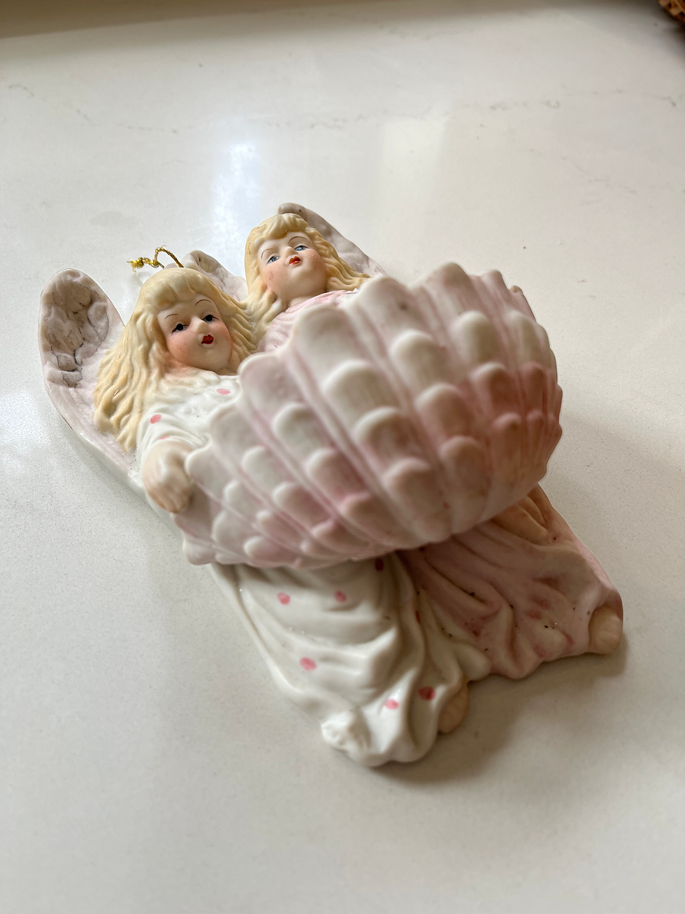 Thumbnail: Oud wijwaterbakje met doopvontschelp en engeltjes 