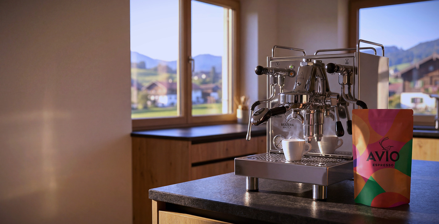 Produktfoto Verpackung AVIO & Kaffeemaschine
