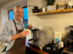 Barista mit Espressomaschine und Kaffee