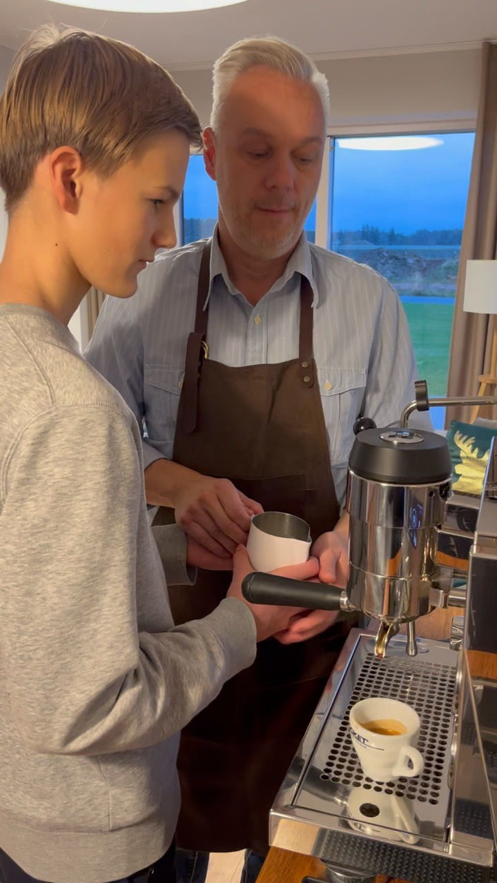 Miniaturbild: Barista-Kurs: Schüler lernt Milchaufschäumen