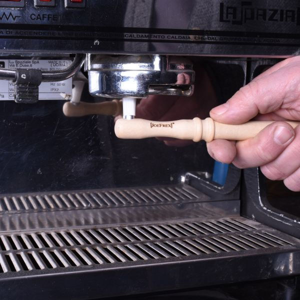Miniaturbild: Hand reinigt Espressomaschine mit Bürste