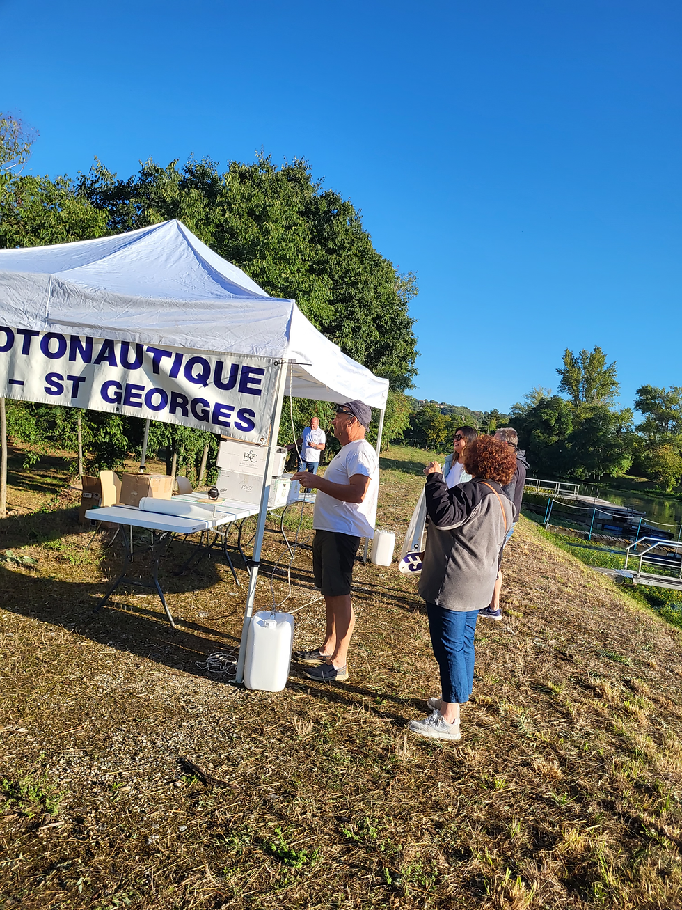 les chefs de bords préparent leurs bateaux et les logisticiens finalisent l'installation du stand et préparent les fiches d'embarquement...