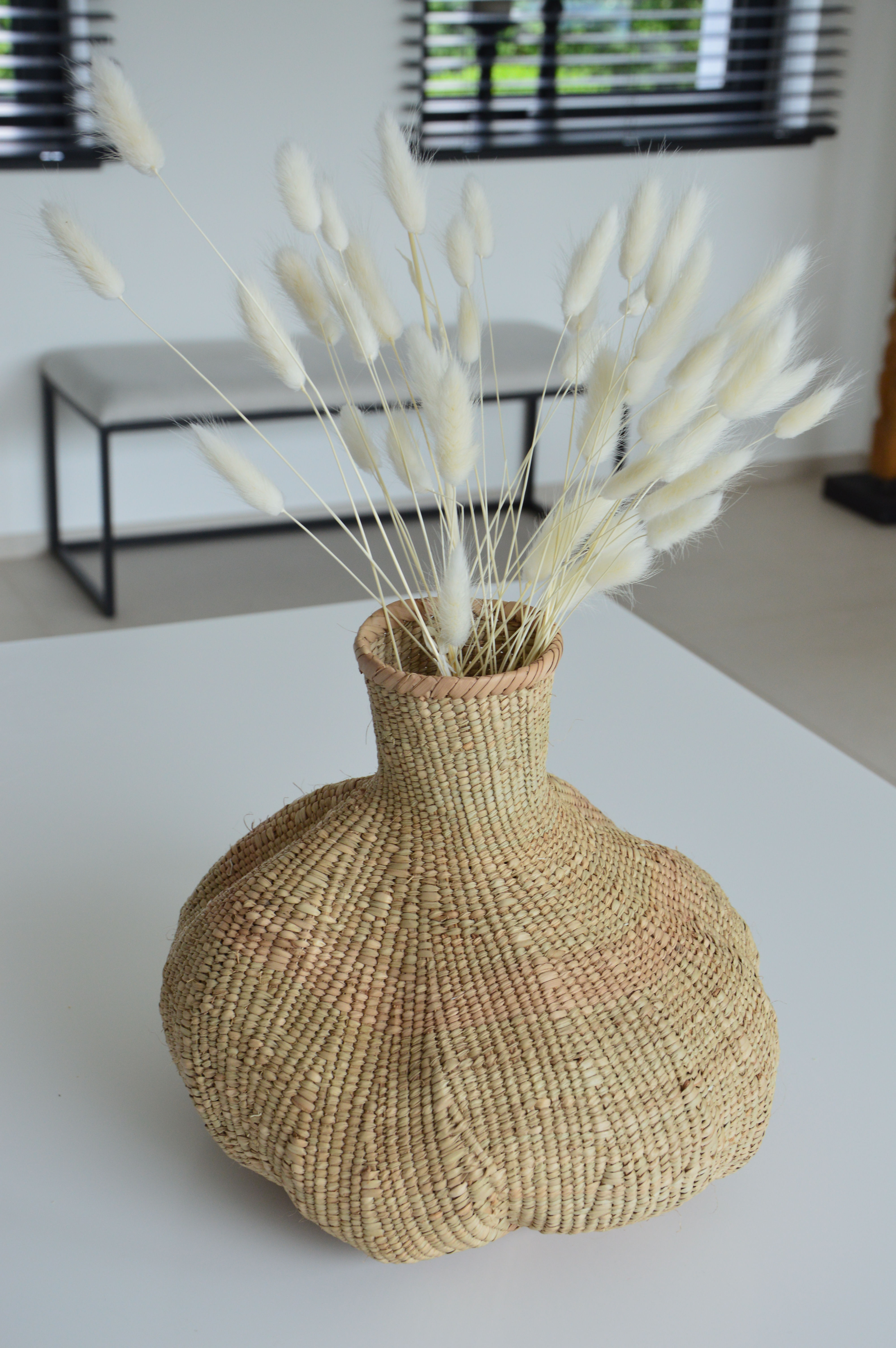 Vase décoratif en raphia