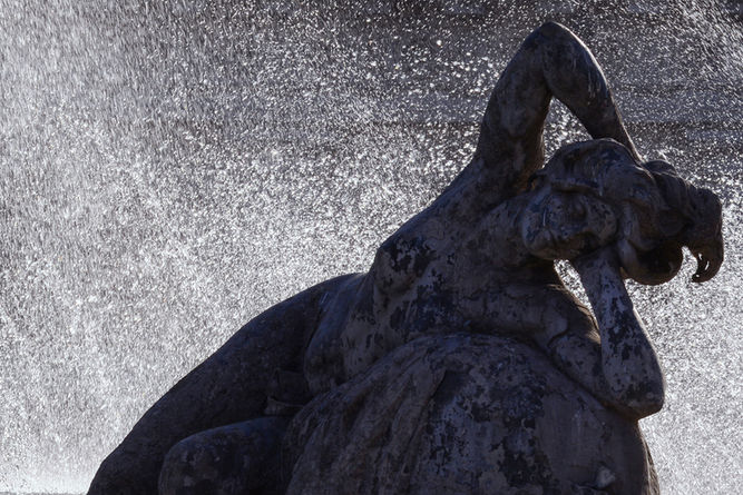 La sensualità femminile splende su uno sfondo di luce e acqua... in un tempo che sembra si sia fermato.
