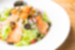 Salade mêlée avec saumon fumé