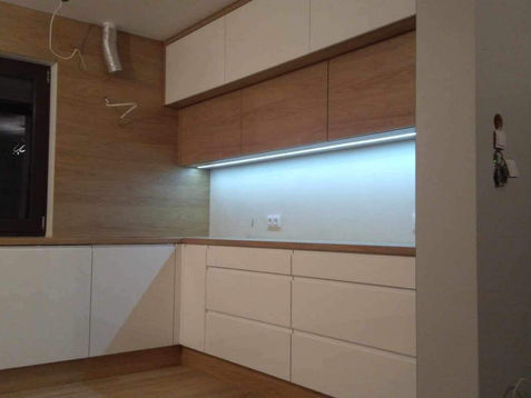 Kuchnia z panelami na ścianie