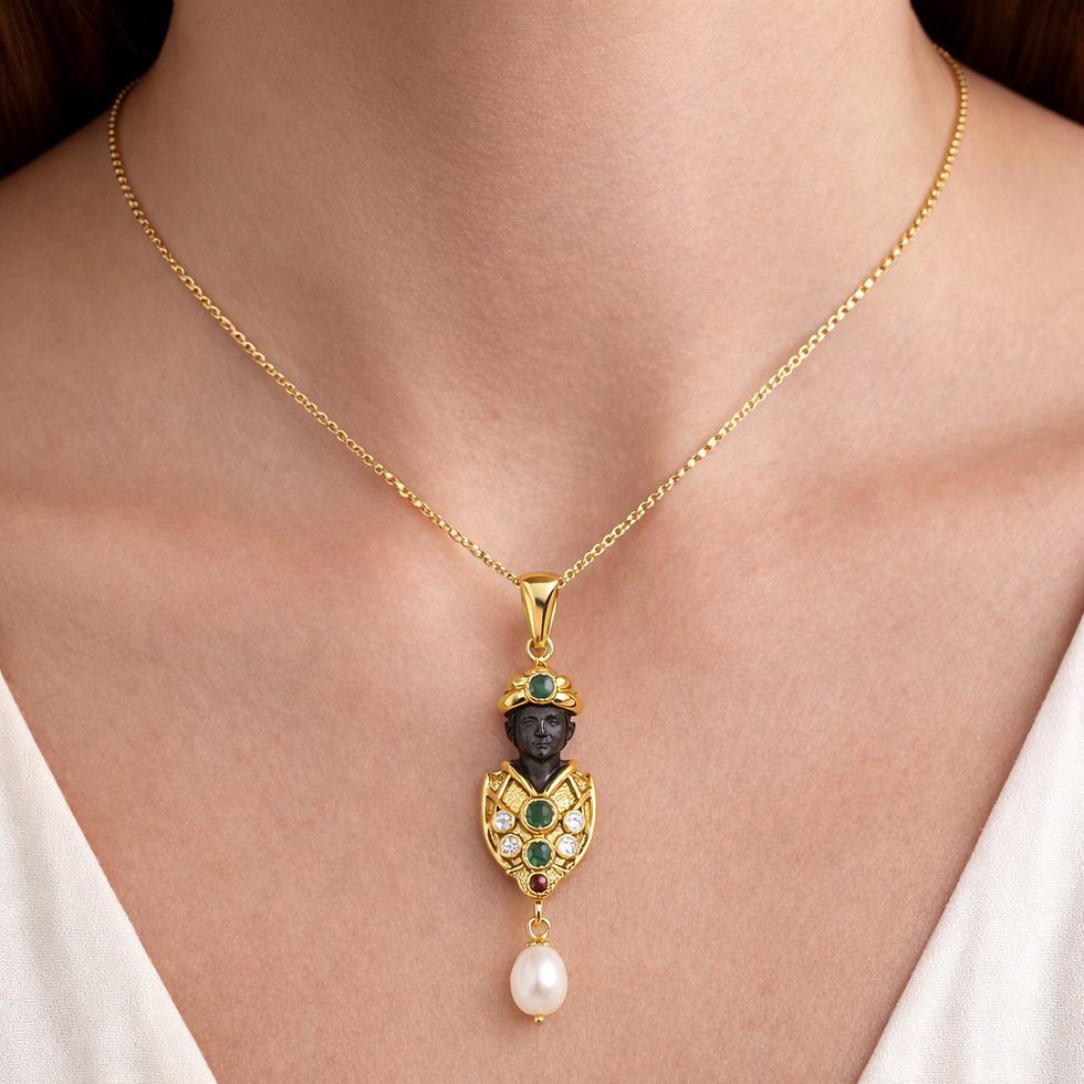 Thumbnail: Pendente"Moretto Veneziano"argento 925, bagno in oro, smeraldi cabochon, perla pendente  indossato