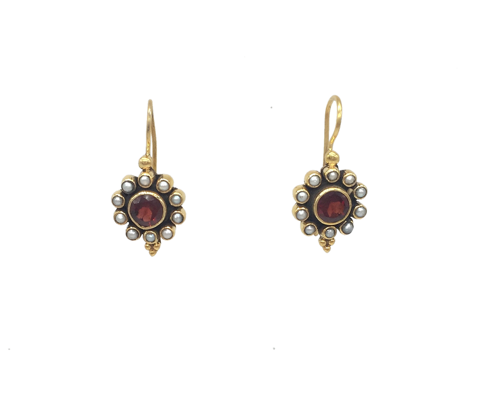 Orecchini Rinascimentali in argento 925 con bagno in oro, granati e perle naturali. vista frontale