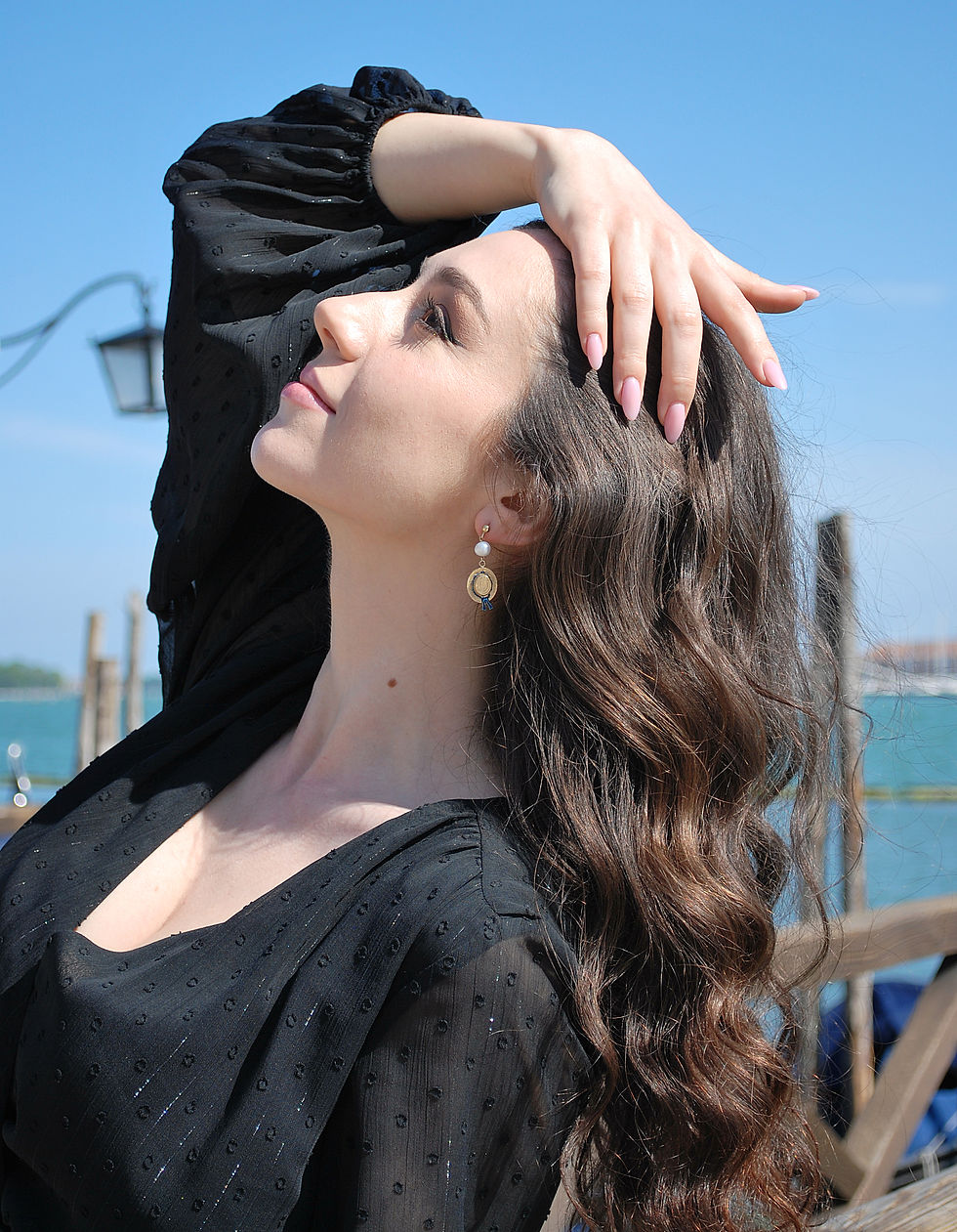 Thumbnail: Orecchini Cappello Gondoliere argento 925, doratura 24 kt , smalti rossi e blu , perla d' acqua dolce indossati
