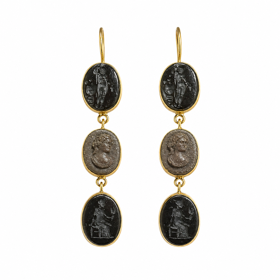 Orecchini in argento 925 con bagno in oro, pasta vitrea incisa e porcellana vista frontale