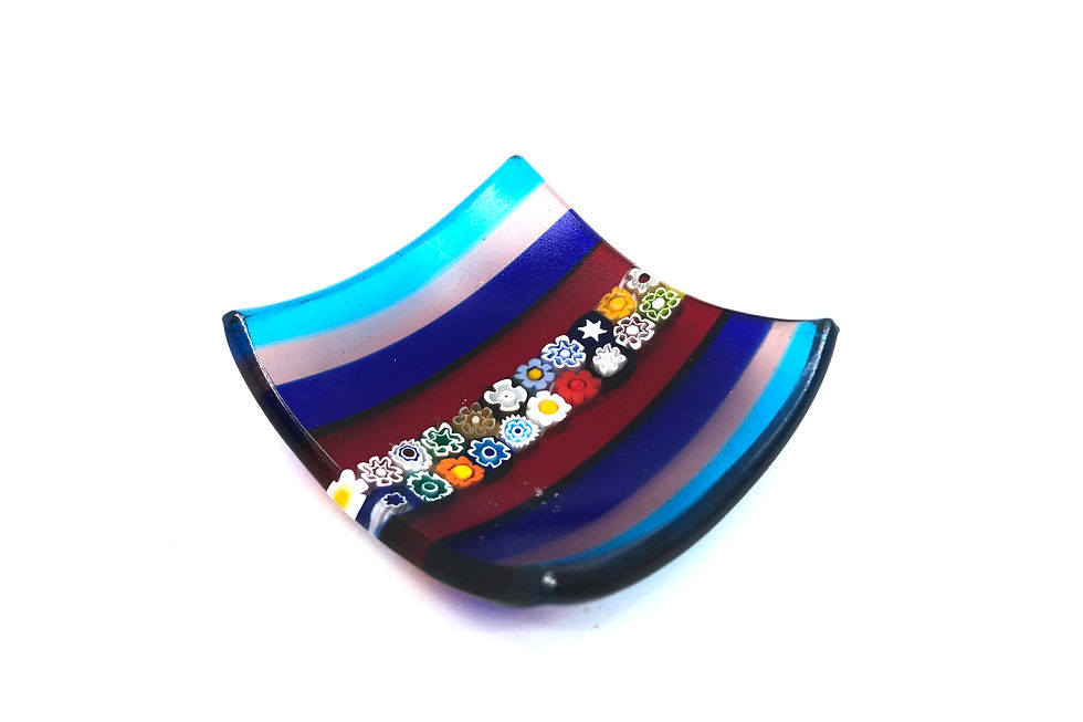 Piattino quadrato fascia centrale murrine policrome , canne di vetro colori assortiti vista frontale