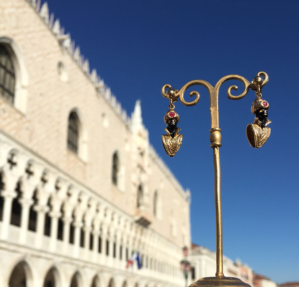 Miniatura: Orecchini moretti veneziani su sfondo Palazzo Ducale Venezia