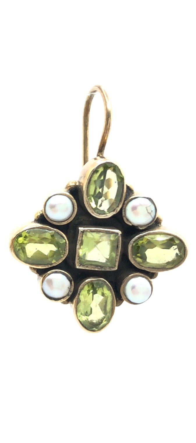 Thumbnail: orecchini rinascimentali argento dorato peridoto e perle particolare