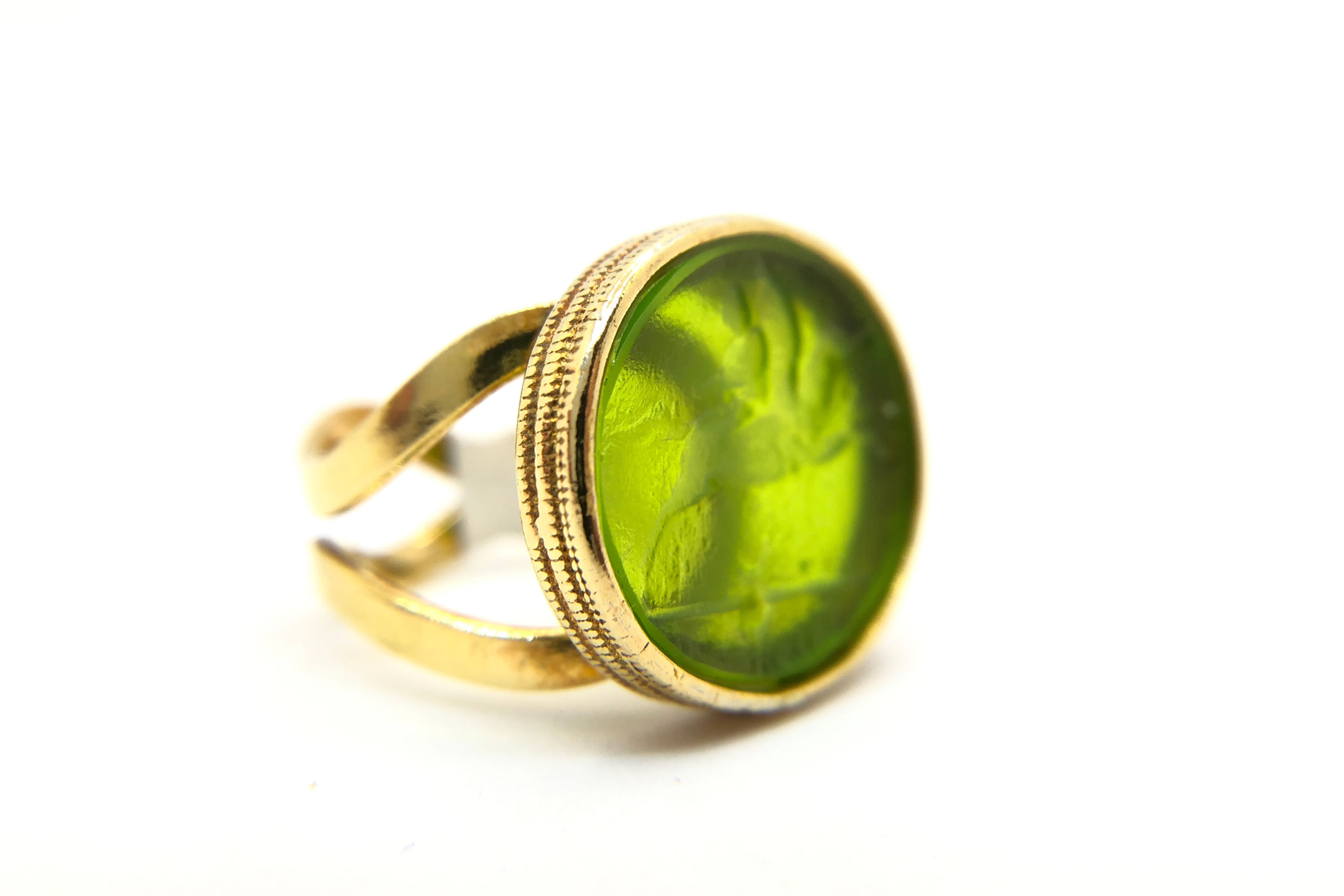Anello ovale argento dorato paste vitree color verde acido vista frontale