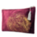 Pochette in velluto rosso con decori dorati raffigurante il Leone di San Marco in moeca vista frontale