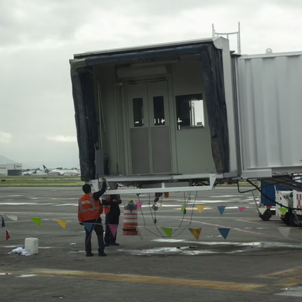 México se dobla ante Trump: Aumentará slots en AICM y hará concesiones a cargueras de EU