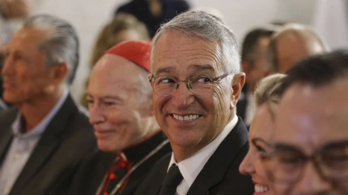 En un nuevo capítulo de su larga pelea con el gobierno de Claudia Sheinbaum Pardo, el multimillonario Ricardo Salinas Pliego acusó hoy a la mandataria de buscar la quiebra de TV Azteca, lo que amenazaría el sustento de "más de 190 mil familias que dependen de mis empresas", y aseveró que México está por “convertirse en un Estado fallido administrado por una DICTADURA DE PARTIDO ÚNICO (sic) disfrazada de ‘transformación’”.