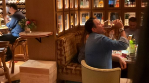 “Empinando el codo”: exhiben al senador Miguel Ángel Yunes Márquez en bar de lujo en Madrid