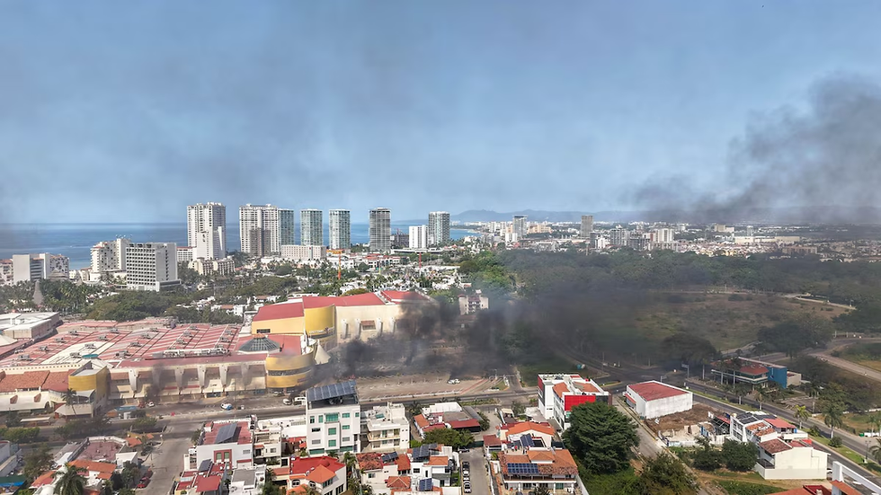 Por segundo día consecutivo, aerolíneas internacionales cancelaron vuelos hacia y desde Puerto Vallarta tras la violencia registrada en Jalisco luego de la muerte de Nemesio Oseguera Cervantes, ‘El Mencho’, en un operativo de la Secretaría de la Defensa Nacional (Sedena).