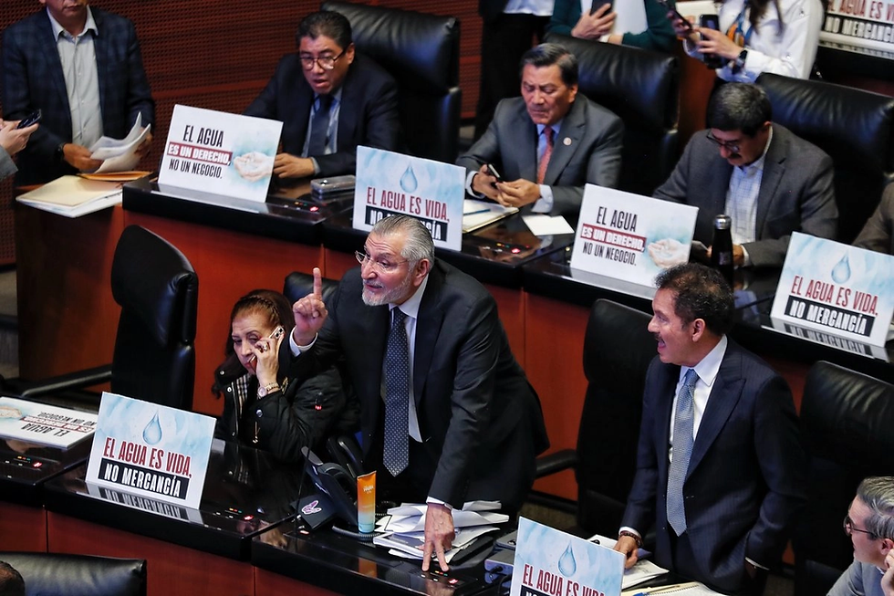 El Senado envió anoche a la Presidencia de la República, para su promulgación, la nueva Ley General de Aguas y la Ley de Aguas Nacionales, luego de aprobar ambos ordenamientos sin cambio alguno, en un proceso legislativo acelerado, que incluyó dispensa de trámites y el aval del bloque de la 4T.