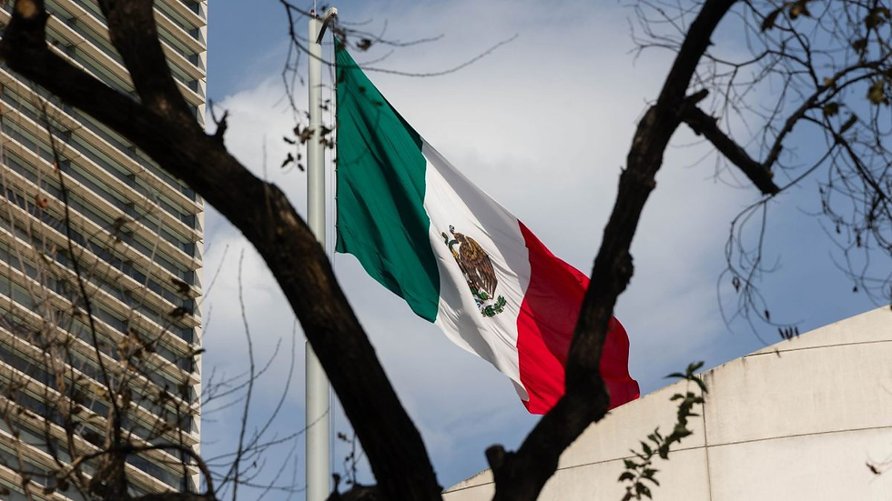 México ocupa el lugar 121 de 143 países y jurisdicciones en el Índice de Estado de Derecho 2025 del World Justice Project (WJP), con una puntuación de 0.40. El país perdió dos posiciones respecto a la medición anterior y quedó por debajo tanto del promedio mundial, de 0.55, como del registrado para América Latina y el Caribe, de 0.51.