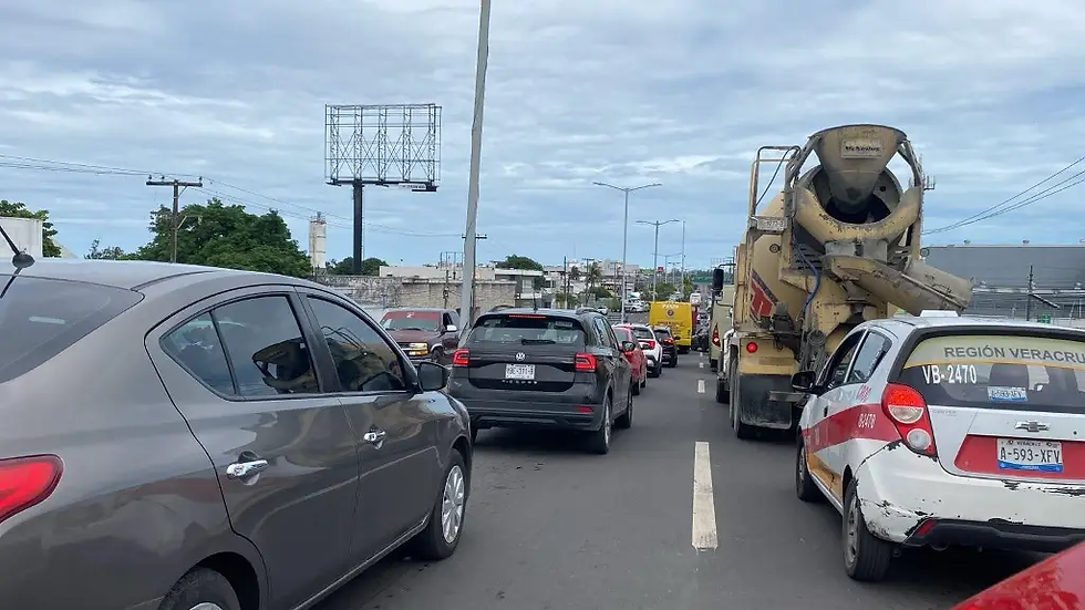 El paro de transportistas continuará de forma indefinida en Veracruz y otros puntos del país hasta que las autoridades federales atiendan sus demandas, informó el delegado regional de la Cámara Nacional del Autotransporte de Carga (CANACAR) en Veracruz, Norberto Limón.