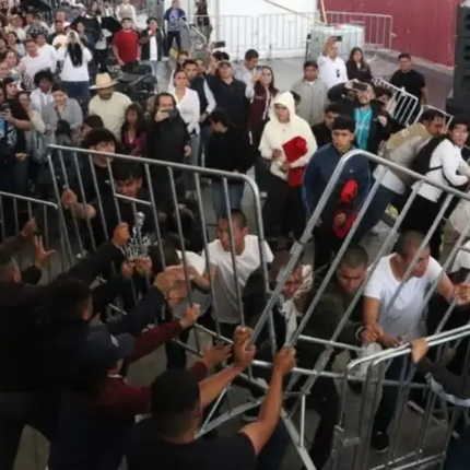 Normalistas del Mexe irrumpen acto de Claudia Sheinbaum en Pachuca
