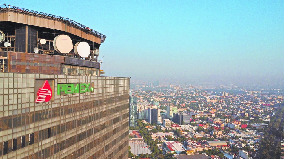 El pago del servicio de la deuda de Petróleos Mexicanos (Pemex), una de las petroleras más endeudadas a nivel global, registró el mayor crecimiento en una década, de acuerdo con la información de la Secretaría de Hacienda y Crédito Público (SHCP).