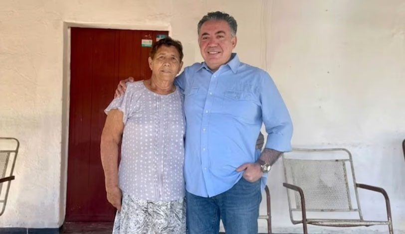 El senador de Morena Enrique Inzunza Cázarez reapareció este 10 de mayo en redes sociales luego de varios días sin apariciones públicas, en medio de las acusaciones presentadas por autoridades de Estados Unidos que lo vinculan con presuntos delitos relacionados con el narcotráfico. El legislador sinaloense compartió una fotografía junto a su madre con motivo del Día de las Madres y colocó como ubicación “Batequitas, Badiraguato, Sinaloa”, comunidad de la que es originario. La publicación ocurre después de semanas marcadas por especulaciones sobre su paradero y su ausencia en actividades legislativas.