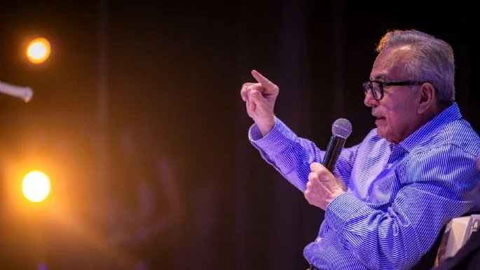 Sentado frente a un auditorio en la capital, Rubén Rocha Moya admitió que él no era el candidato de Morena a la gubernatura en 2021 sino Luis Guillermo Benítez Torres, exalcalde de Mazatlán, apodado “El Químico”.