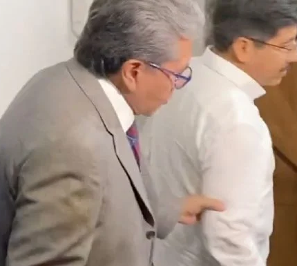 Monreal jala del brazo al nuevo presidente de la Corte y lo tunden en redes (Video)