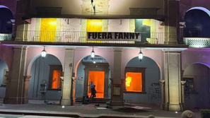 Queman el Palacio Municipal de Apatzingán durante protesta por el asesinato de Carlos Manzo