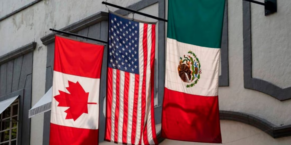 Hoy se lleva a cabo la primera reunión trilateral virtual entre México, Estados Unidos y Canadá (T-MEC) para determinar si el tratado comercial que mantienen desde 2020 se extiende por 16 años más o sólo durante una década; el encuentro entre los socios se dará en medio de comentarios sobre la intención del presidente Donald Trump de no renovar el tratado que, desde hace más de 32 años, han sostenido los tres países.