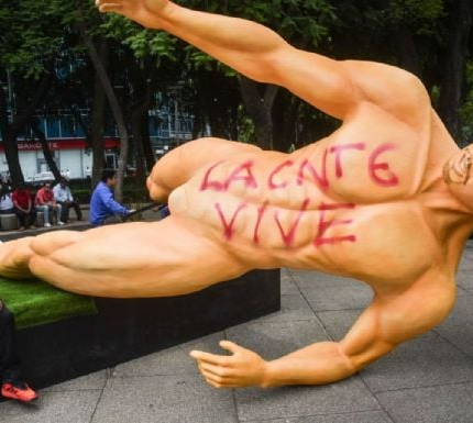 CNTE derriba estatuas del Mundial en Paseo de la Reforma